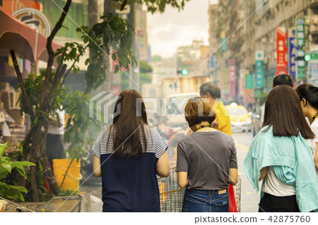 中國鬼武士,燒紙,中國鬼節,燃燒鈔票,中國鬼節 中國鬼武士,燒紙,中國鬼節,燃燒鈔票,中國鬼節 42875760