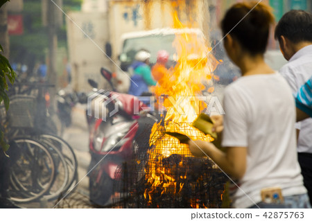 中國鬼武士，燒紙，中國鬼節，燃燒鈔票，中國鬼節 42875763