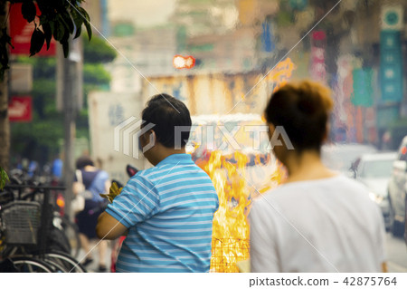 中國鬼武士,燒紙,中國鬼節,燃燒鈔票,中國鬼節 中國鬼武士,燒紙,中國鬼節,燃燒鈔票,中國鬼節 42875764