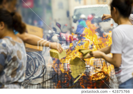 中國鬼武士,燒紙,中國鬼節,燃燒鈔票,中國鬼節 中國鬼武士,燒紙,中國鬼節,燃燒鈔票,中國鬼節 42875766