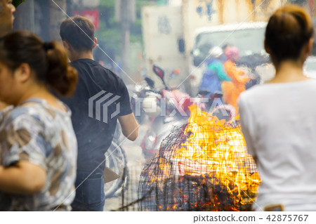 中國鬼武士,燒紙,中國鬼節,燃燒鈔票,中國鬼節 中國鬼武士,燒紙,中國鬼節,燃燒鈔票,中國鬼節 42875767