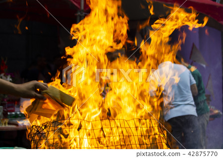 中國鬼武士，燒紙，中國鬼節，燃燒鈔票，中國鬼節 42875770