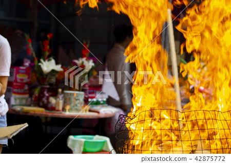 中國鬼武士,燒紙,中國鬼節,燃燒鈔票,中國鬼節 中國鬼武士,燒紙,中國鬼節,燃燒鈔票,中國鬼節 42875772