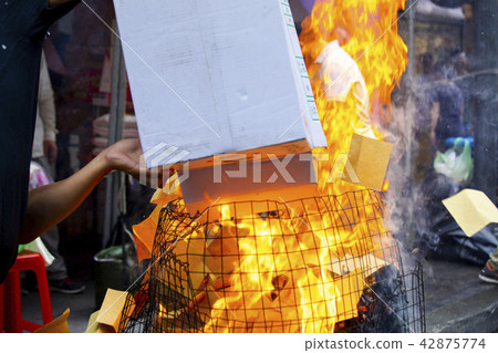中國鬼武士,燒紙,中國鬼節,燃燒鈔票,中國鬼節 中國鬼武士,燒紙,中國鬼節,燃燒鈔票,中國鬼節 42875774
