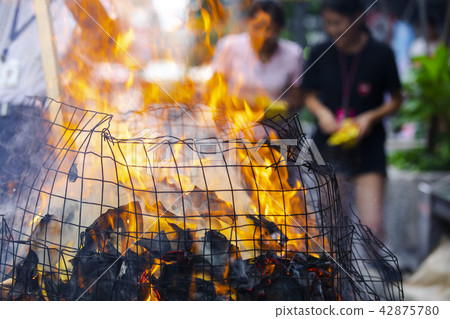 中國鬼武士,燒紙,中國鬼節,燃燒鈔票,中國鬼節 中國鬼武士,燒紙,中國鬼節,燃燒鈔票,中國鬼節 42875780