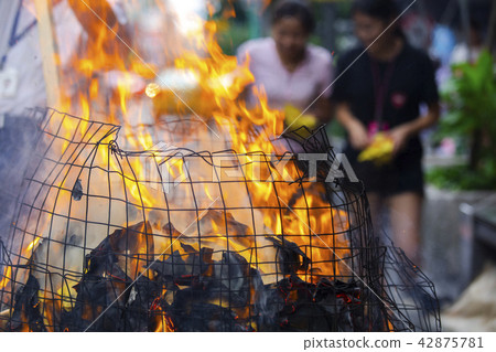 中國鬼武士,燒紙,中國鬼節,燃燒鈔票,中國鬼節 中國鬼武士,燒紙,中國鬼節,燃燒鈔票,中國鬼節 42875781