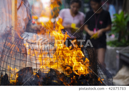 中國鬼武士,燒紙,中國鬼節,燃燒鈔票,中國鬼節 中國鬼武士,燒紙,中國鬼節,燃燒鈔票,中國鬼節 42875783