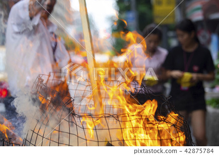 中國鬼武士,燒紙,中國鬼節,燃燒鈔票,中國鬼節 中國鬼武士,燒紙,中國鬼節,燃燒鈔票,中國鬼節 42875784