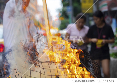 中國鬼武士,燒紙,中國鬼節,燃燒鈔票,中國鬼節 中國鬼武士,燒紙,中國鬼節,燃燒鈔票,中國鬼節 42875785