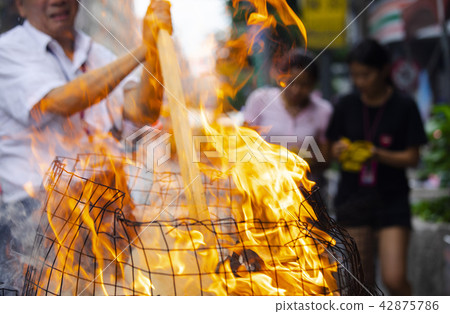 中國鬼武士，燒紙，中國鬼節，燃燒鈔票，中國鬼節 42875786