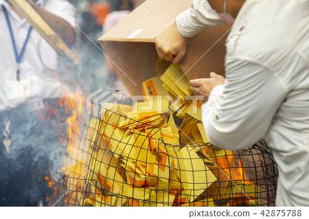 中國鬼武士,燒紙,中國鬼節,燃燒鈔票,中國鬼節 中國鬼武士,燒紙,中國鬼節,燃燒鈔票,中國鬼節 42875788
