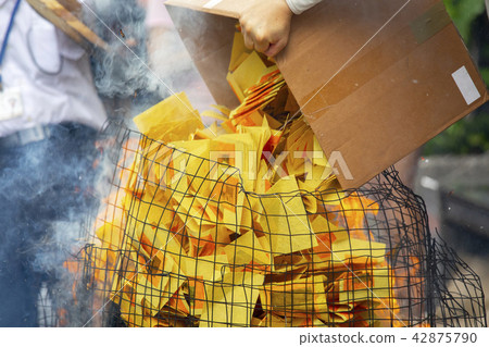 中國鬼武士,燒紙,中國鬼節,燃燒鈔票,中國鬼節 中國鬼武士,燒紙,中國鬼節,燃燒鈔票,中國鬼節 42875790