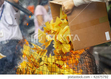 中國鬼武士,燒紙,中國鬼節,燃燒鈔票,中國鬼節 中國鬼武士,燒紙,中國鬼節,燃燒鈔票,中國鬼節 42875792