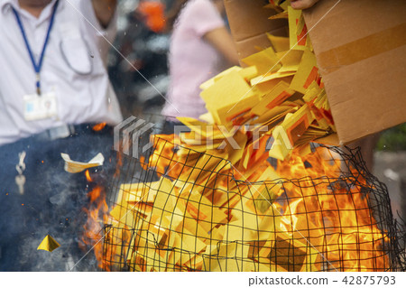 中國鬼武士,燒紙,中國鬼節,燃燒鈔票,中國鬼節 中國鬼武士,燒紙,中國鬼節,燃燒鈔票,中國鬼節 42875793