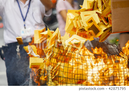 中國鬼武士,燒紙,中國鬼節,燃燒鈔票,中國鬼節 中國鬼武士,燒紙,中國鬼節,燃燒鈔票,中國鬼節 42875795