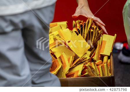 中國鬼武士，燒紙，中國鬼節，燃燒鈔票，中國鬼節 42875798