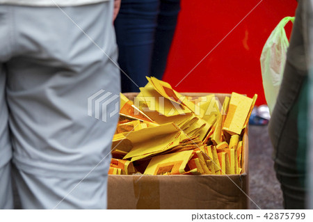 中國鬼武士,燒紙,中國鬼節,燃燒鈔票,中國鬼節 中國鬼武士,燒紙,中國鬼節,燃燒鈔票,中國鬼節 42875799