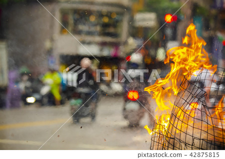 中國鬼武士,燒紙,中國鬼節,燃燒鈔票,中國鬼節 中國鬼武士,燒紙,中國鬼節,燃燒鈔票,中國鬼節 42875815