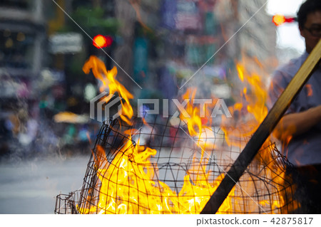 中國鬼武士，燒紙，中國鬼節，燃燒鈔票，中國鬼節 42875817