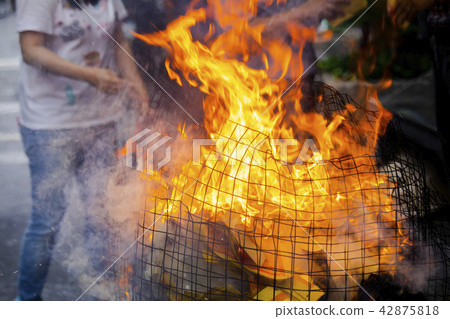 中國鬼武士,燒紙,中國鬼節,燃燒鈔票,中國鬼節 中國鬼武士,燒紙,中國鬼節,燃燒鈔票,中國鬼節 42875818