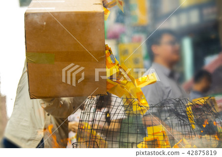 中國鬼武士,燒紙,中國鬼節,燃燒鈔票,中國鬼節 中國鬼武士,燒紙,中國鬼節,燃燒鈔票,中國鬼節 42875819