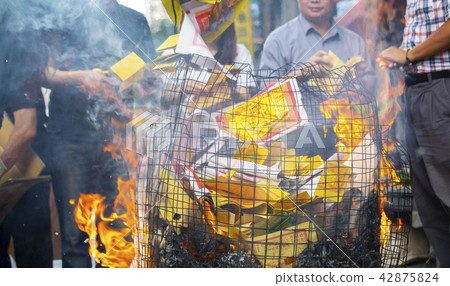 中國鬼武士,燒紙,中國鬼節,燃燒鈔票,中國鬼節 中國鬼武士,燒紙,中國鬼節,燃燒鈔票,中國鬼節 42875824
