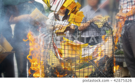 中國鬼武士,燒紙,中國鬼節,燃燒鈔票,中國鬼節 中國鬼武士,燒紙,中國鬼節,燃燒鈔票,中國鬼節 42875826