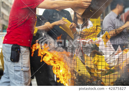 中國鬼武士,燒紙,中國鬼節,燃燒鈔票,中國鬼節 中國鬼武士,燒紙,中國鬼節,燃燒鈔票,中國鬼節 42875827