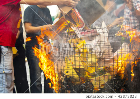 中國鬼武士,燒紙,中國鬼節,燃燒鈔票,中國鬼節 中國鬼武士,燒紙,中國鬼節,燃燒鈔票,中國鬼節 42875828