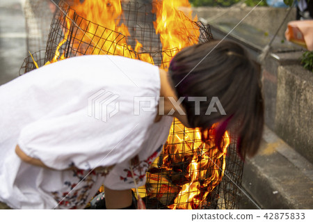中國鬼武士,燒紙,中國鬼節,燃燒鈔票,中國鬼節 中國鬼武士,燒紙,中國鬼節,燃燒鈔票,中國鬼節 42875833