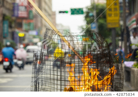 中國鬼武士,燒紙,中國鬼節,燃燒鈔票,中國鬼節 中國鬼武士,燒紙,中國鬼節,燃燒鈔票,中國鬼節 42875834