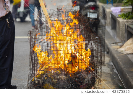 中國鬼武士，燒紙，中國鬼節，燃燒鈔票，中國鬼節 42875835