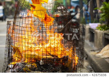 中國鬼武士，燒紙，中國鬼節，燃燒鈔票，中國鬼節 42875836