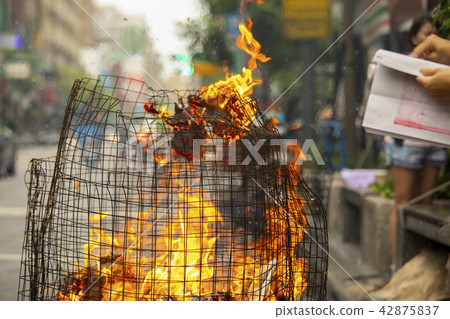 中國鬼武士,燒紙,中國鬼節,燃燒鈔票,中國鬼節 中國鬼武士,燒紙,中國鬼節,燃燒鈔票,中國鬼節 42875837