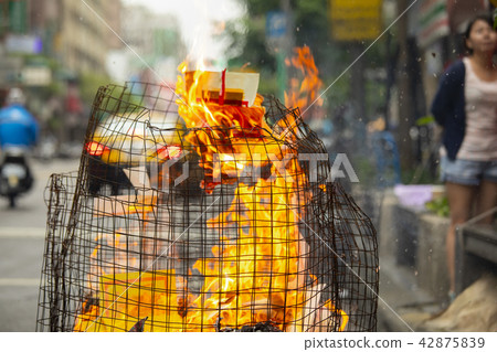中國鬼武士,燒紙,中國鬼節,燃燒鈔票,中國鬼節 中國鬼武士,燒紙,中國鬼節,燃燒鈔票,中國鬼節 42875839