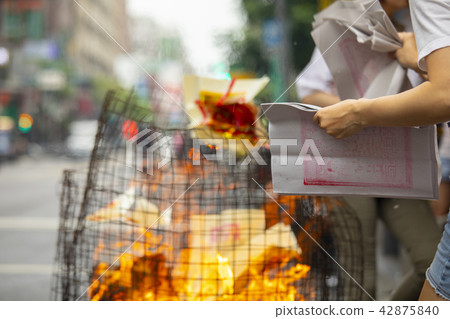 中國鬼武士，燒紙，中國鬼節，燃燒鈔票，中國鬼節 42875840