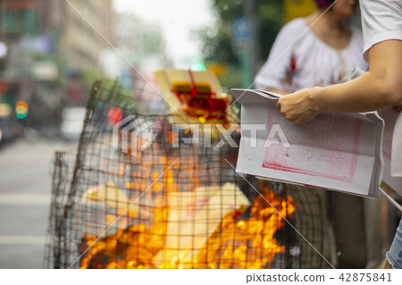 中國鬼武士,燒紙,中國鬼節,燃燒鈔票,中國鬼節 中國鬼武士,燒紙,中國鬼節,燃燒鈔票,中國鬼節 42875841