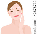 一個女人閉著眼睛，一隻手放在她的臉頰上 42878712