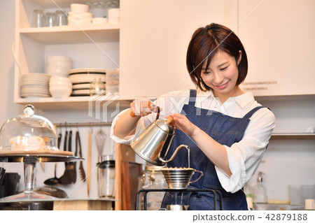把咖啡館滴下的咖啡放的女職員 42879188