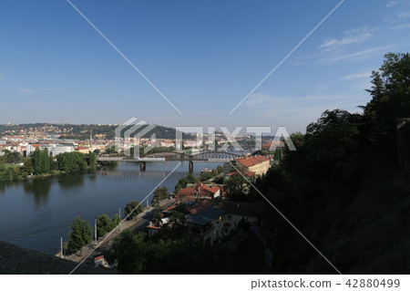 從維謝赫拉德山的一個看法 42880499