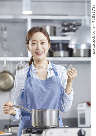 Cooking, Young woman, Korean 42881755