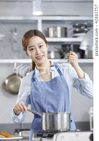 Cooking, Young woman, Korean Cooking, Young woman, Korean 42881757