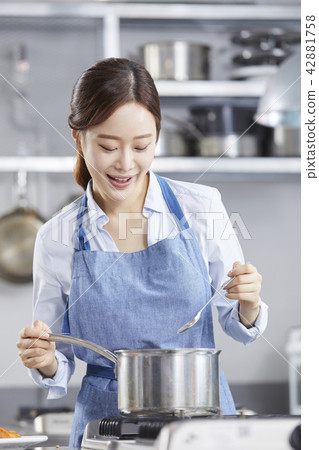 Cooking, Young woman, Korean 42881758