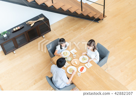 Young family (dining table) 42882107