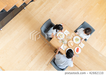 Young family (dining table) 42882110