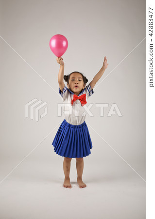 A child playing with a balloon 42883477
