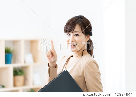 房地產形象房地產解釋費介紹 房地產形象房地產解釋費介紹 42884944