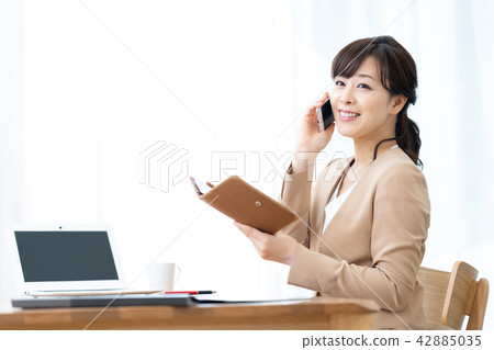 Female businessman who makes a phone OL office Lady female president Female businessman who makes a phone OL office Lady female president 42885035