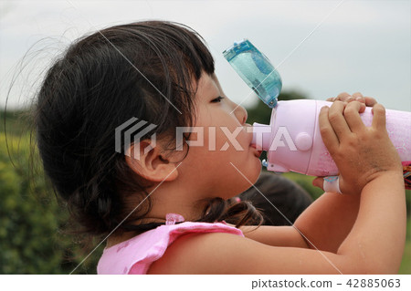 在夏季公園保濕的兒童 在夏季公園保濕的兒童 42885063