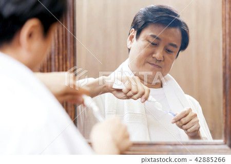Brushing teeth, middle-aged 42885266